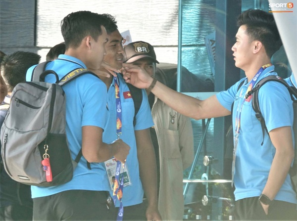 Bùi Tiến Dũng làm hành động đáng yêu trước khi ra sân bắt chính trận U23 Việt Nam gặp U23 UAE-2