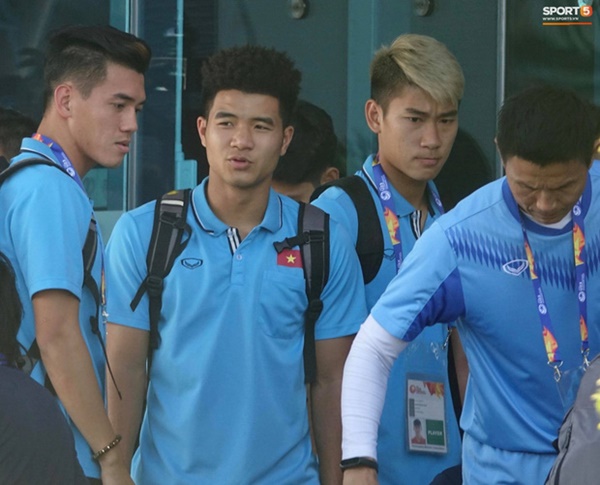 Bùi Tiến Dũng làm hành động đáng yêu trước khi ra sân bắt chính trận U23 Việt Nam gặp U23 UAE-4