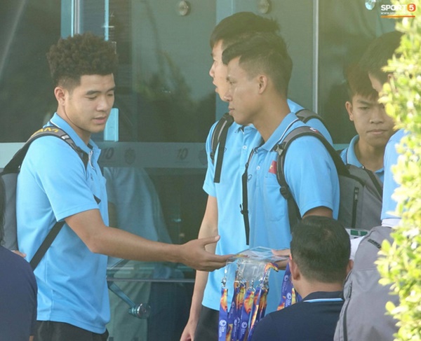 Bùi Tiến Dũng làm hành động đáng yêu trước khi ra sân bắt chính trận U23 Việt Nam gặp U23 UAE-5
