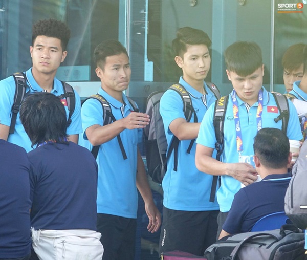 Bùi Tiến Dũng làm hành động đáng yêu trước khi ra sân bắt chính trận U23 Việt Nam gặp U23 UAE-6