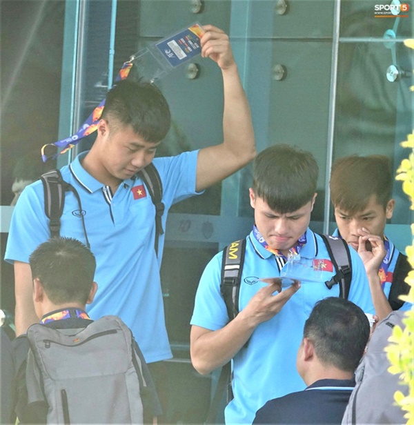 Bùi Tiến Dũng làm hành động đáng yêu trước khi ra sân bắt chính trận U23 Việt Nam gặp U23 UAE-7
