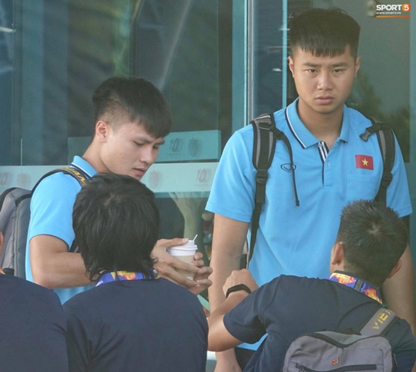 Bùi Tiến Dũng làm hành động đáng yêu trước khi ra sân bắt chính trận U23 Việt Nam gặp U23 UAE-8