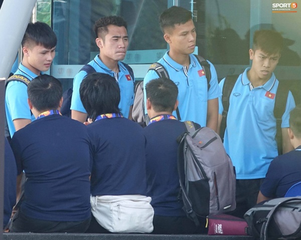 Bùi Tiến Dũng làm hành động đáng yêu trước khi ra sân bắt chính trận U23 Việt Nam gặp U23 UAE-9
