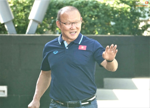 Bùi Tiến Dũng làm hành động đáng yêu trước khi ra sân bắt chính trận U23 Việt Nam gặp U23 UAE-10