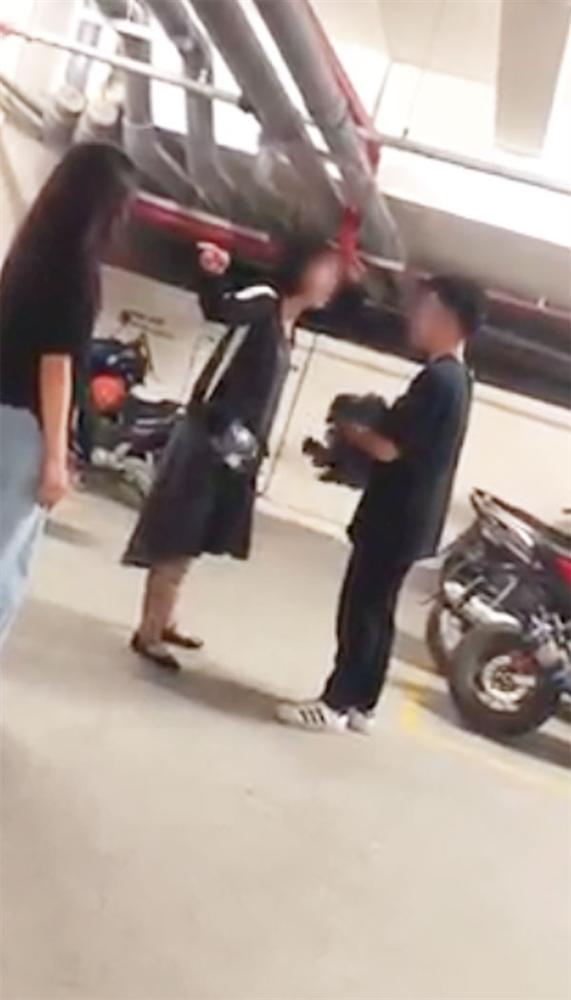 Bị vợ bầu tát tới tấp khi bắt quả tang đi cùng gái lạ, nam thanh niên quay lại chất vấn: Đứa con trong bụng có phải của anh không?-2