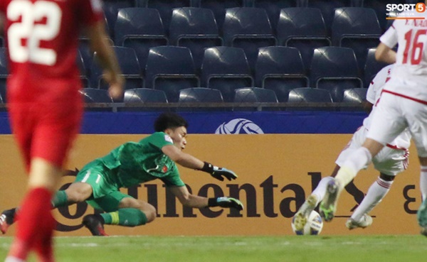 Được trao suất bắt chính, thủ thành Bùi Tiến Dũng thi đấu chắc chắn, khiến đối thủ nản lòng bằng hàng loạt pha bóng cực dũng mãnh-1