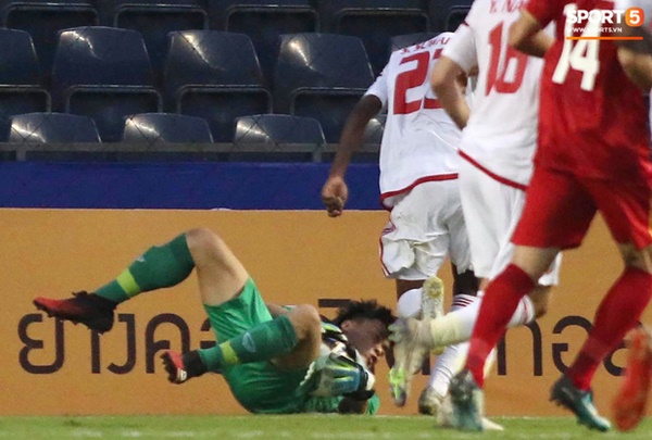 Được trao suất bắt chính, thủ thành Bùi Tiến Dũng thi đấu chắc chắn, khiến đối thủ nản lòng bằng hàng loạt pha bóng cực dũng mãnh-2