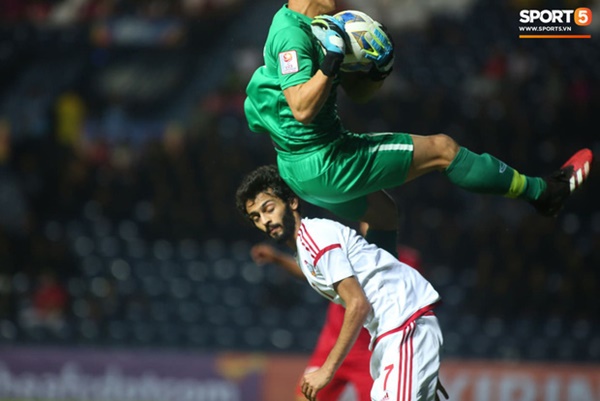 Được trao suất bắt chính, thủ thành Bùi Tiến Dũng thi đấu chắc chắn, khiến đối thủ nản lòng bằng hàng loạt pha bóng cực dũng mãnh-3