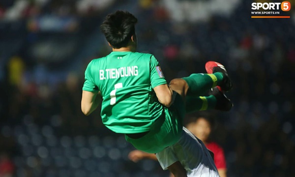 Được trao suất bắt chính, thủ thành Bùi Tiến Dũng thi đấu chắc chắn, khiến đối thủ nản lòng bằng hàng loạt pha bóng cực dũng mãnh-4