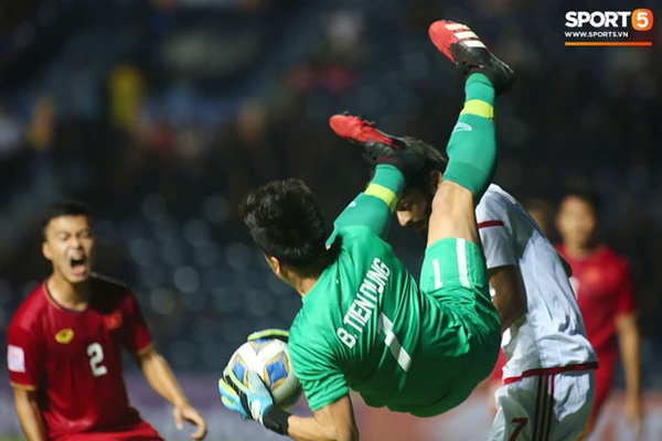 Được trao suất bắt chính, thủ thành Bùi Tiến Dũng thi đấu chắc chắn, khiến đối thủ nản lòng bằng hàng loạt pha bóng cực dũng mãnh-5