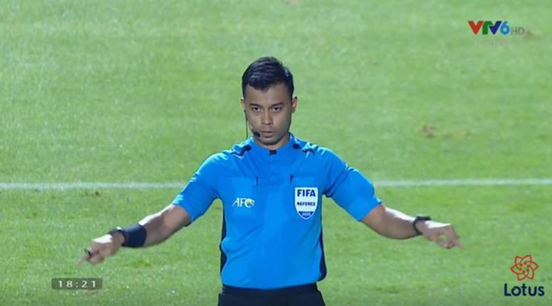 VAR cứu U23 Việt Nam không bị phạt đền, trung vệ Tấn Sinh may mắn thoát thẻ đỏ-1