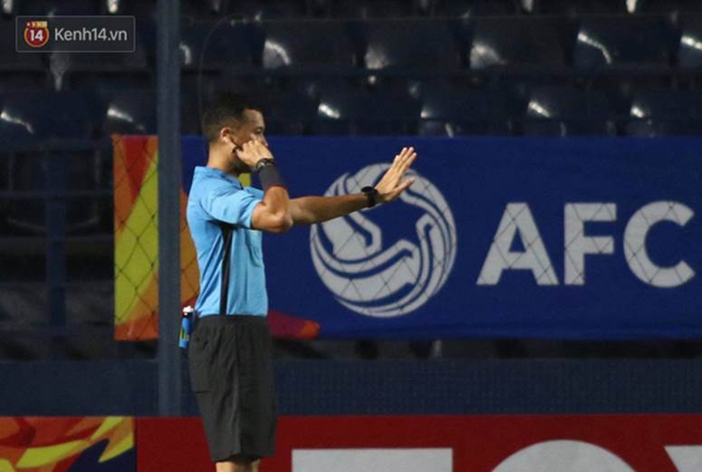 VAR cứu U23 Việt Nam không bị phạt đền, trung vệ Tấn Sinh may mắn thoát thẻ đỏ-2