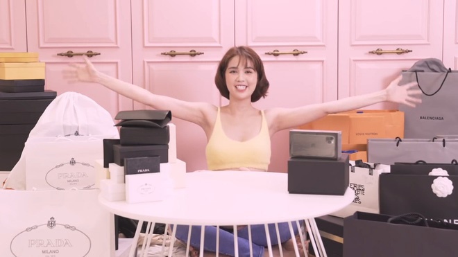 Giữa bão scandal, Vũ Khắc Tiệp ung dung làm clip đập hộp cùng Ngọc Trinh, lại còn thoa son cực điệu-4