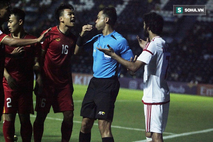 Bùi Tiến Dũng đau đớn ngã xuống sân, Thành Chung, Đình Trọng bảo vệ đồng đội theo cách cực gắt-2