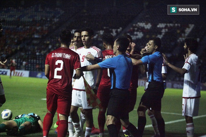 Bùi Tiến Dũng đau đớn ngã xuống sân, Thành Chung, Đình Trọng bảo vệ đồng đội theo cách cực gắt-4