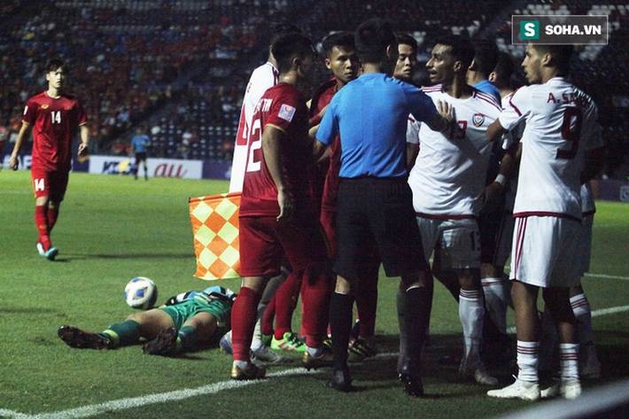 Bùi Tiến Dũng đau đớn ngã xuống sân, Thành Chung, Đình Trọng bảo vệ đồng đội theo cách cực gắt-5