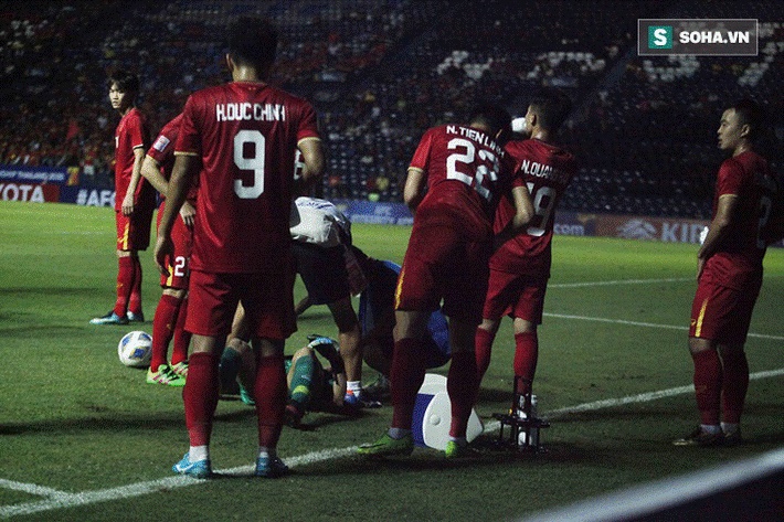 Bùi Tiến Dũng đau đớn ngã xuống sân, Thành Chung, Đình Trọng bảo vệ đồng đội theo cách cực gắt-9