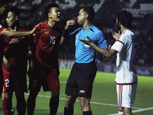 Thủ môn Bùi Tiến Dũng biểu cảm hài hước khi thử món ăn ngập ngụa khói được cảnh báo không tốt cho sức khoẻ-2