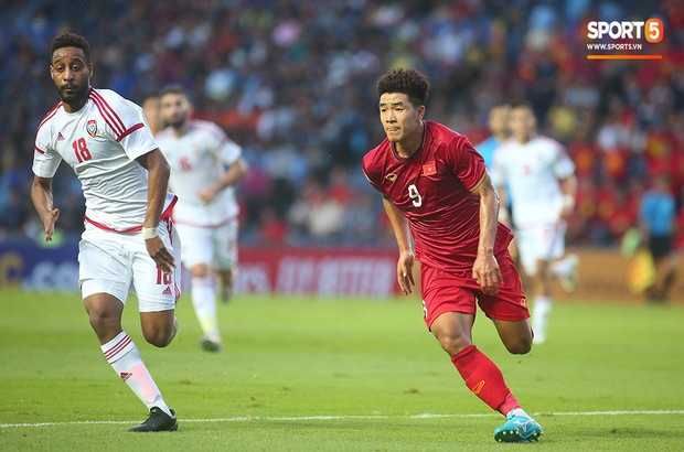 Fan Việt phản ứng cực gắt khi cầu thủ UAE phạm lỗi thô bạo với tiền đạo Hà Đức Chinh-1