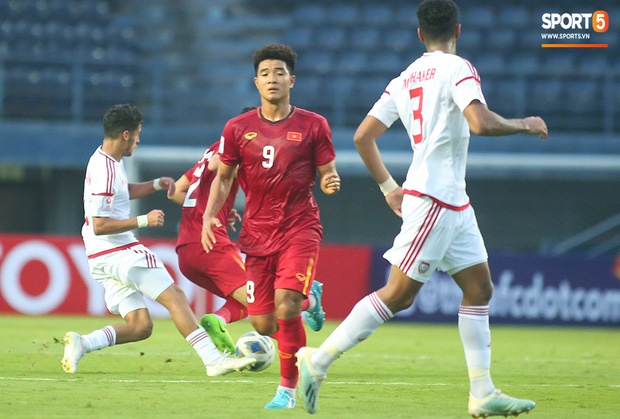 Fan Việt phản ứng cực gắt khi cầu thủ UAE phạm lỗi thô bạo với tiền đạo Hà Đức Chinh-2