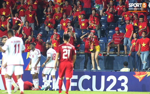 Fan Việt phản ứng cực gắt khi cầu thủ UAE phạm lỗi thô bạo với tiền đạo Hà Đức Chinh-6