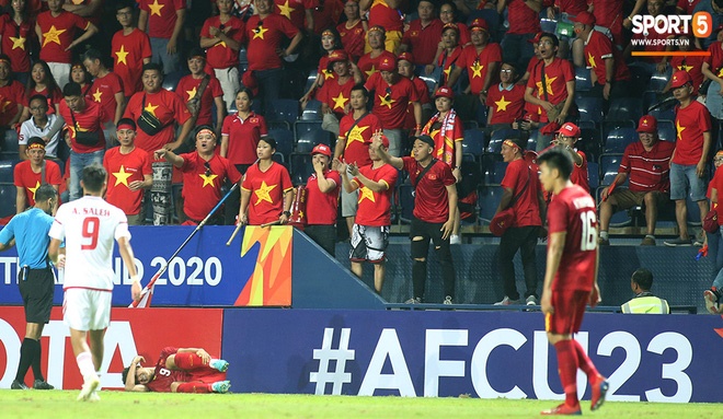 Fan Việt phản ứng cực gắt khi cầu thủ UAE phạm lỗi thô bạo với tiền đạo Hà Đức Chinh-10
