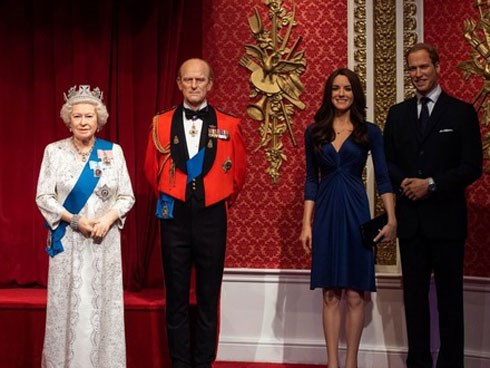 Sau tuyên bố gây sốc, tượng sáp của vợ chồng Hoàng tử Harry và Meghan Markle bị dời ra khỏi khu vực Hoàng gia