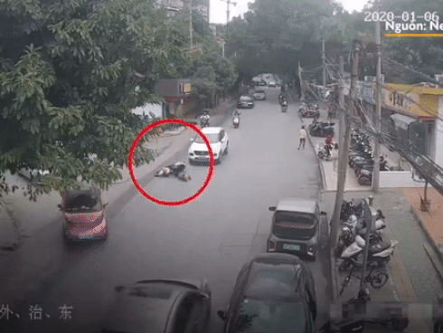 Nữ tài xế xe máy bị cuốn vào gầm ôtô sau khi ngã ra đường