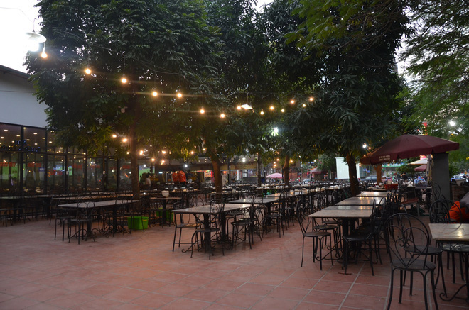 Sợ bị phạt nồng độ cồn, người hâm mộ bỏ quán nhậu, đổ đến cafe xem trận Việt Nam - UAE-2