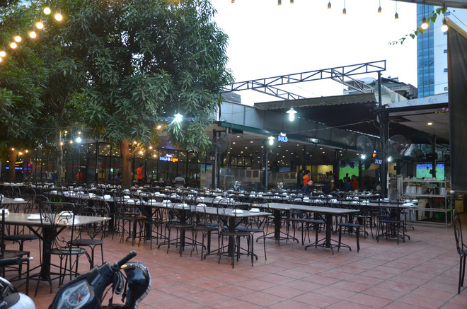 Sợ bị phạt nồng độ cồn, người hâm mộ bỏ quán nhậu, đổ đến cafe xem trận Việt Nam - UAE-3