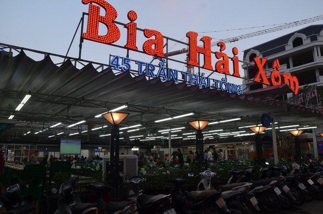 Sợ bị phạt nồng độ cồn, người hâm mộ bỏ quán nhậu, đổ đến cafe xem trận Việt Nam - UAE-8