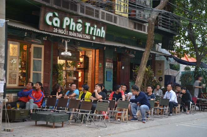 Sợ bị phạt nồng độ cồn, người hâm mộ bỏ quán nhậu, đổ đến cafe xem trận Việt Nam - UAE-9