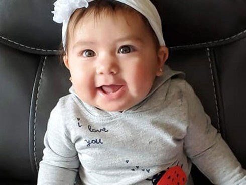 Bé gái 10 tháng tuổi bị bạn trai của mẹ nhét vào ba lô kéo khóa kín và nhốt trong ô tô 5 giờ đồng hồ