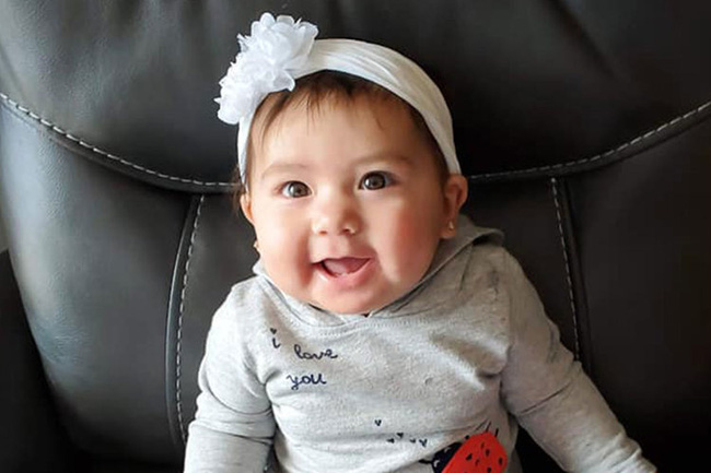 Bé gái 10 tháng tuổi bị bạn trai của mẹ nhét vào ba lô kéo khóa kín và nhốt trong ô tô 5 giờ đồng hồ-2