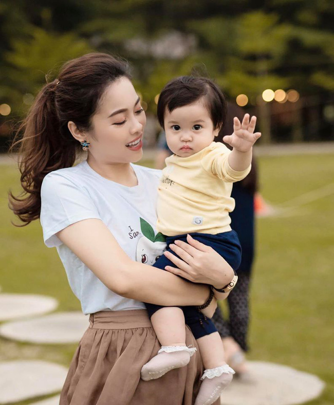 Hằng Túi hoang mang khoe que thử thai 2 vạch, chị em xôn xao chúc mừng hot mom 8X mang bầu lần 5-3