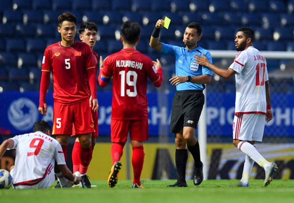 Tuyển thủ U23 Việt Nam hành động thiếu kiềm chế với trọng tài chính ở VCK U23 châu Á 2020-3