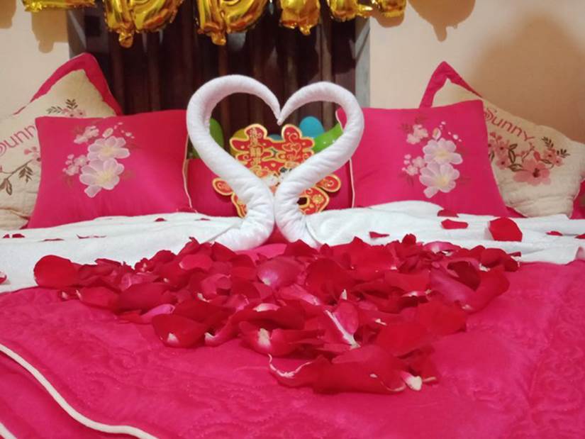 Tác phẩm trên giường cưới của đôi tân hôn, dân tình nhìn mỏi mắt cũng không rõ hình gì-4