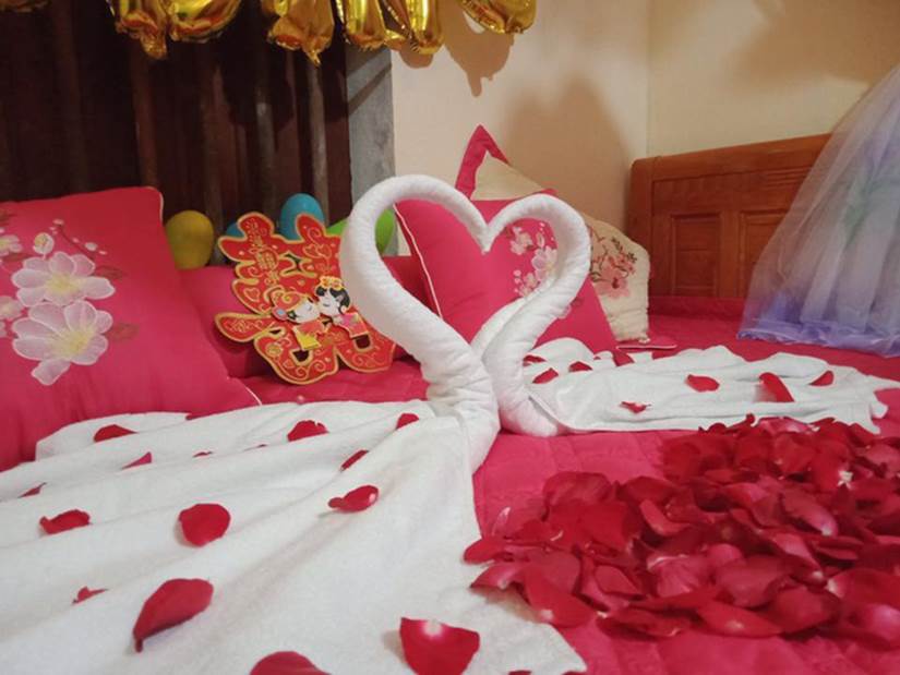 Tác phẩm trên giường cưới của đôi tân hôn, dân tình nhìn mỏi mắt cũng không rõ hình gì-5