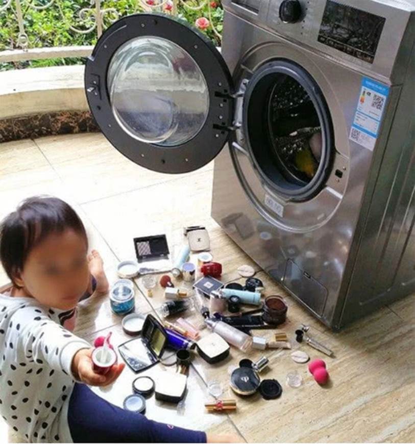 Được dạy công dụng của máy giặt, cô bé 3 tuổi hào hứng giúp làm sạch đồ, nhưng nhìn vào thành quả mẹ rụng rời tay chân-1