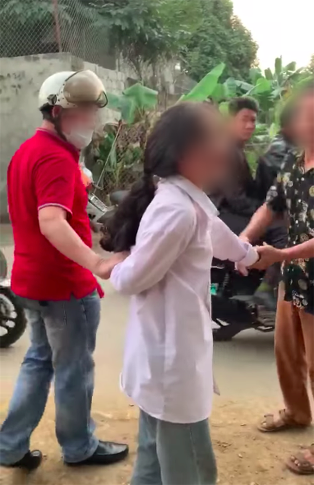 Phụ huynh vây bắt nữ sinh đánh con mình khiến CĐM chia làm 2 phe tranh cãi gay gắt-1