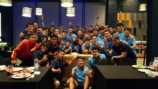 HLV Park Hang-seo viết lời chúc bằng tiếng Việt cho Hoàng Đức nhân ngày sinh nhật, đồng đội thắc mắc: Phong bì hơi khác thì phải-2