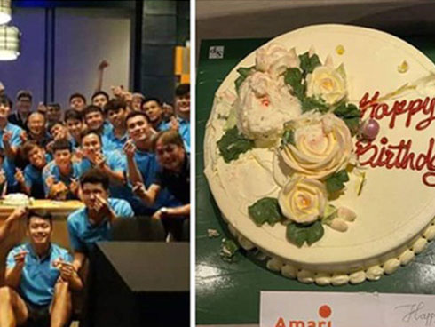 HLV Park Hang-seo khiến học trò nổi da gà khi đi spam nụ hôn, rồi nói đầy tình cảm: Như bố hôn con trai thôi chứ có gì đâu-5