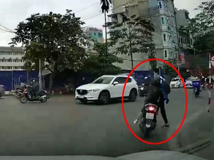 Nam học sinh băng qua đường lao vào xe máy