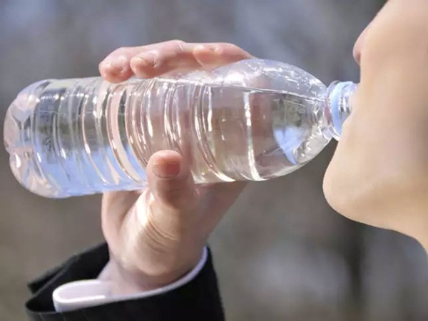 Lần nào uống nước cũng thấy những biểu hiện này chứng tỏ cơ thể bạn đang mắc rất nhiều bệnh nguy hiểm-1