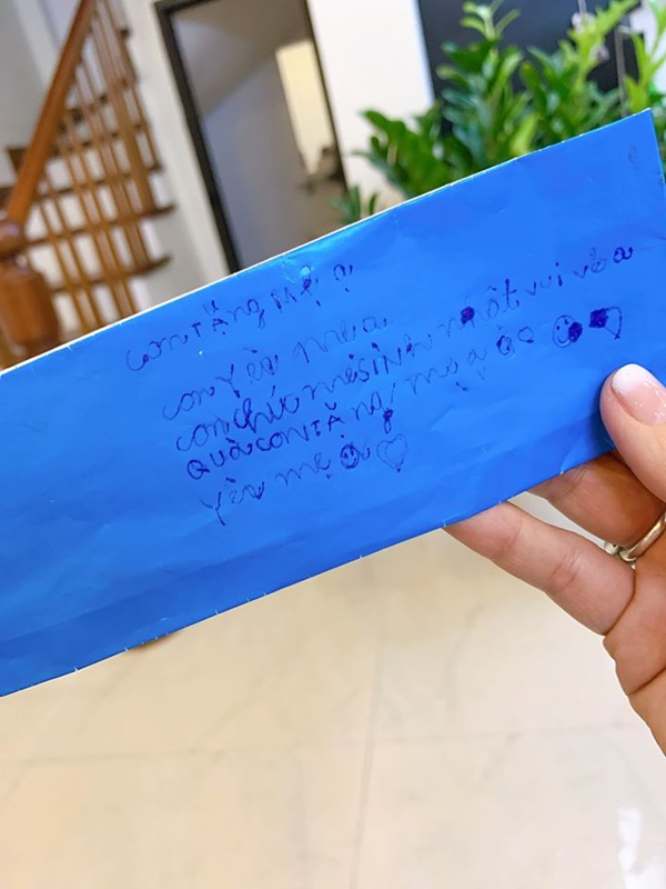 Con trai tặng quà sinh nhật đúng sở thích của MC Hoàng Linh, nhưng cách gọi mẹ mới cho thấy sự giáo dục đáng ngưỡng mộ-3