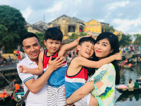 Tình cờ gặp con trai trong hoàn cảnh đáng xấu hổ, ông bố vội quay mặt đi nhưng phản ứng bất ngờ của con khiến tất cả lặng người-5