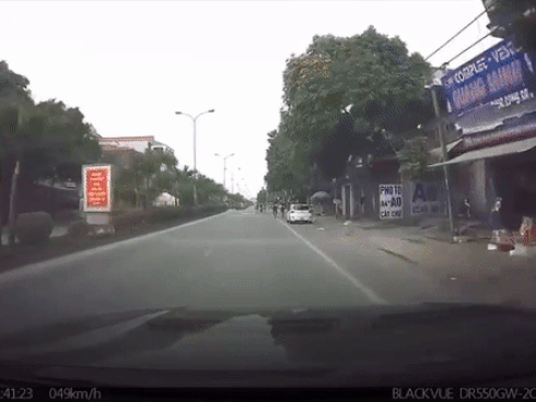 Hai nam thanh niên đầu trần lái xe máy lạng lách, chặn đầu ôtô gây sự-1