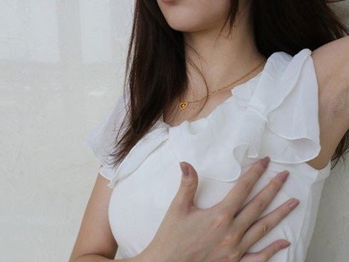 Vợ không cho chạm vào ngực, chồng lén xem vợ thay đồ phát hiện bất thường liền nhờ BS khám
