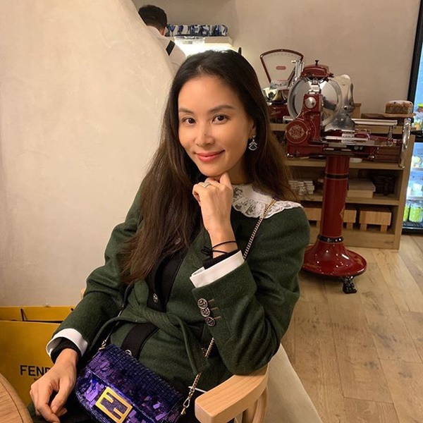 Vợ đẹp, nổi tiếng của Jang Dong Gun và Joo Jin Mo-11