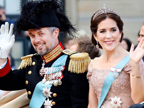 Hoàng tử Đan Mạch đẹp tựa nam thần khiến nhiều thiếu nữ tan giấc mộng khi giới thiệu bạn gái, người may mắn được chọn cũng vô cùng ưu tú-9